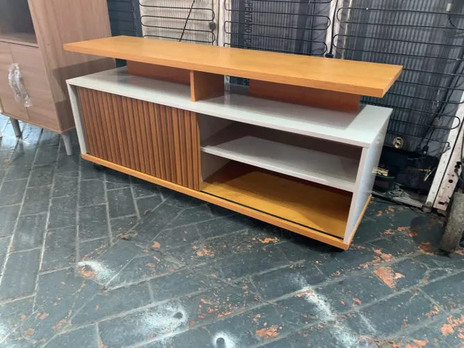 Rack com porta de correr e rodinhas 1,35 de largura por 63 38 de profundidade