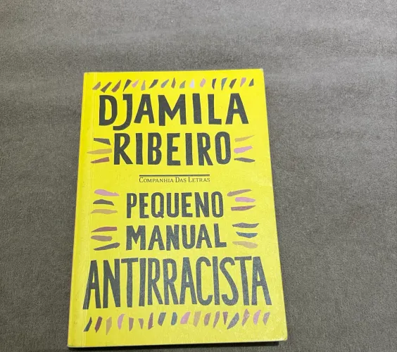 Livro Pequeno manual antirracista - Djamila Ribeiro