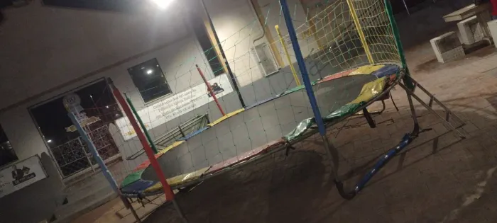 Vendo pula pula completo medindo 4,5m e meio tamanho família