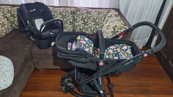Carrinho de bebê com bebê conforto
