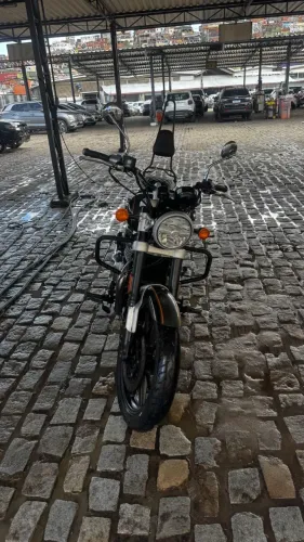 Royal Enfield Super Meteor 650 à venda. Moto com visual clássico, muito conforto para viag