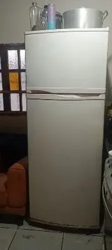 Conserto, máquina e geladeira