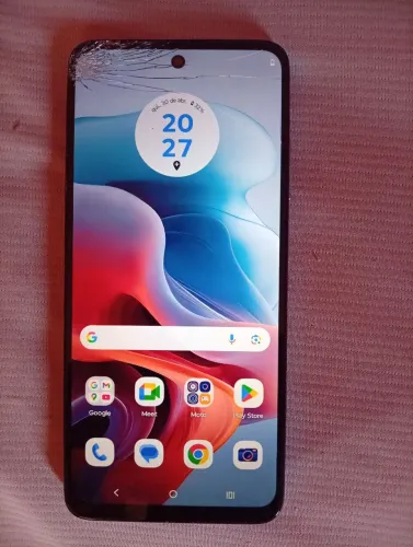 Vende-se celular moto G34 com um trinco no canto da tela mas não interfere em nada