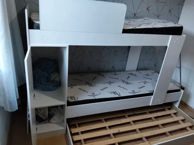 Vendo uma tricama semi-nova com dois colchões da marca Otobom