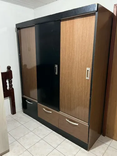 Roupeiro de porta de correr com montagem e entrega grátis no local