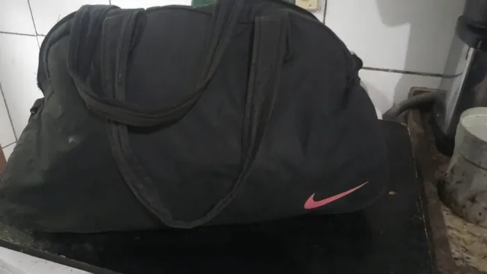 Bolsa Nike preta grande alça de ombro e transversal 