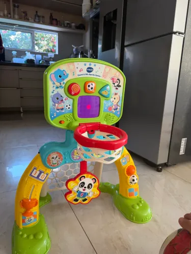 Brinquedo de futebol e basquete