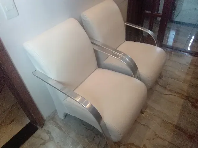 Vendo 2 poltronas de corino branco