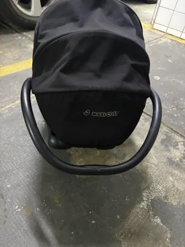 Carrinho com Moisés e bebê conforto