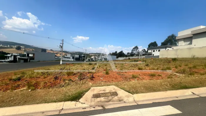 Terreno plano em condomínio arborizado com 300m²