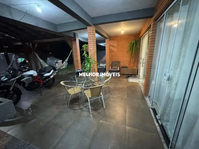 Casa á venda com 4 dormitórios sendo 1 suíte e 3 vagas Localizada em Itapema SC
