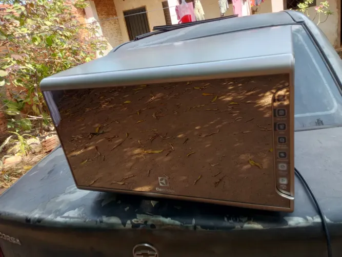 Vendo microondas Electrolux bem conservado frente de vidro manda mensagem quem for comprar