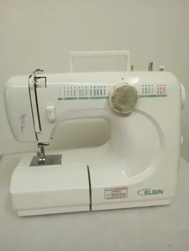 Máquina de costura com defeito
