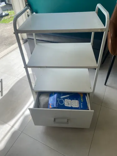 Carrinho auxiliar de estética