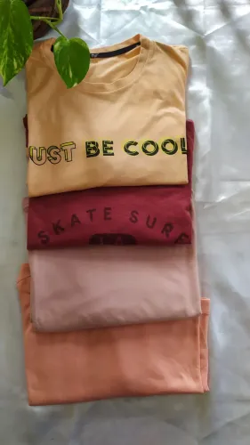 Kit de quatro camisas masculinas em malha Tam M
