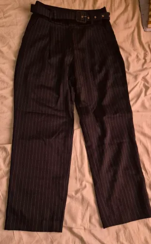 Calça de alfaiataria preta com risca de giz. Marca Pankage