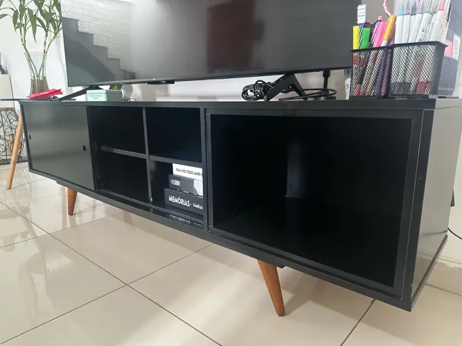 RACK RETRÔ PRETO COM PÉS PALITO - R$ 350,00