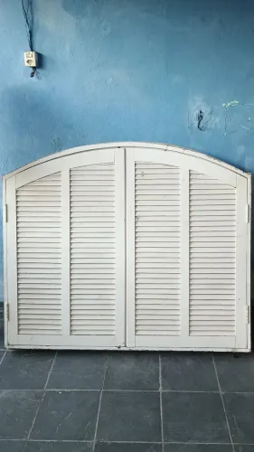 Janela com veneziana em arco