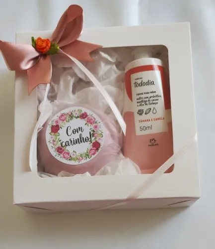 2 Kits Natura Creme para mãos Tâmara e Canela + toalhinha de lavabo