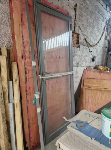 Porta de Alumínio Cinza Premium com Vidro - 2,10m x 0,80m (Estado de Nova)