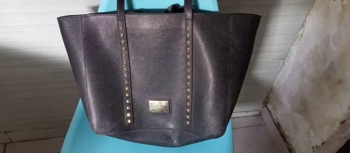 estou vendendo uma dolsa,santa lola
