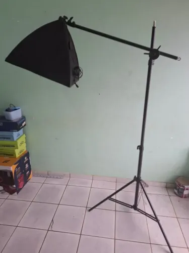 Kit Softbox 50x50cm com Tripé  Girafa + Lâmpada em Perfeito Estado