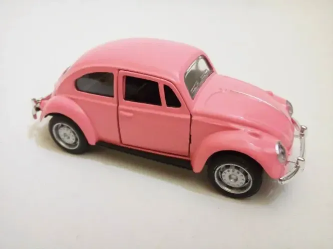 Miniatura Fusca rosa em ferro