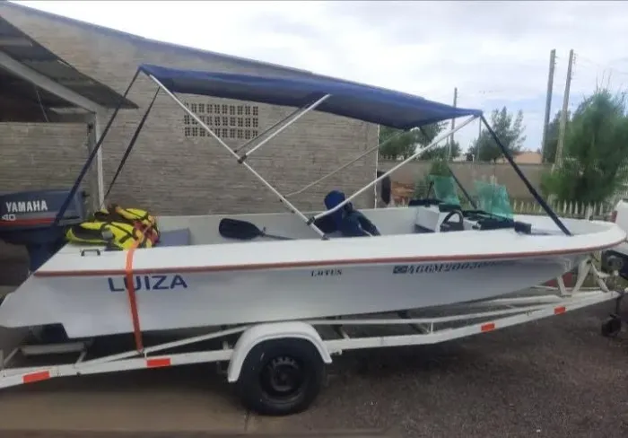 Lancha de fibra 16pes com motor Yamaha 40hp mais reboque 