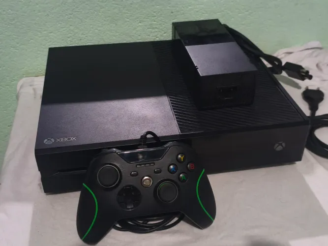 Xbox One FAT + 4 jogos em mídia.
