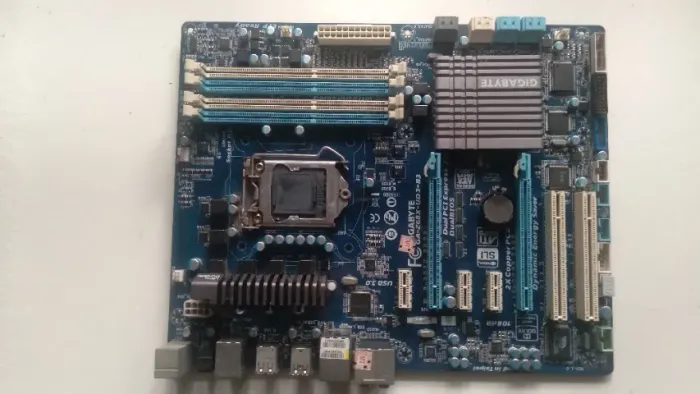 Placa-mãe MB Gigabyte GA-Z68X-UD3-B3 (com defeito. P/conserto ou retirar componentes)