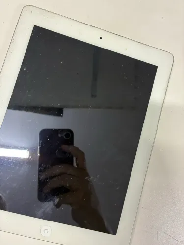 Vendo iPad apenas para tirar peças. Não funciona.