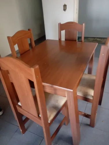 Vende- se mesa de madeira com 4 cadeiras e uma geladeira 