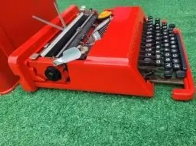 Icônica Máquina de Escrever Olivetti VALENTINE anos 1960/70
