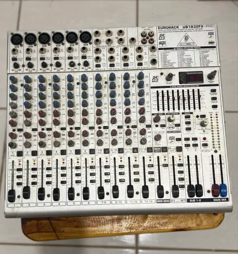 Mesa De Som 12 canais Behringer Eurorack Ub1832fx Pr