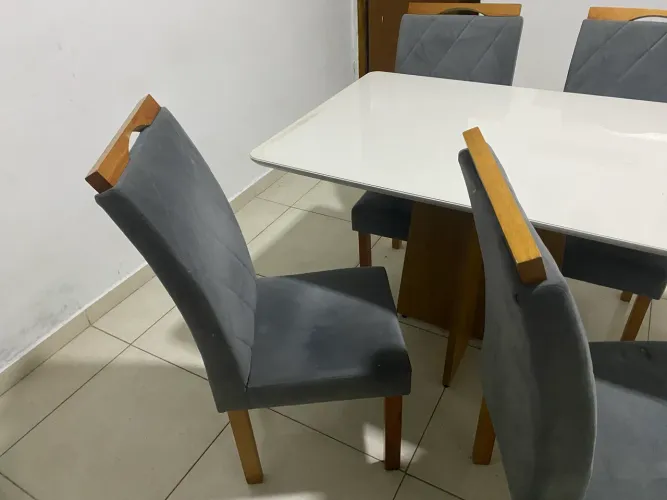Vende-se mesa com 4 cadeiras