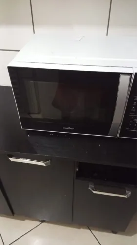Oportunidade. Vendo 1 microondas semi novo Britânia 25 litros e 1 jogo de panelas