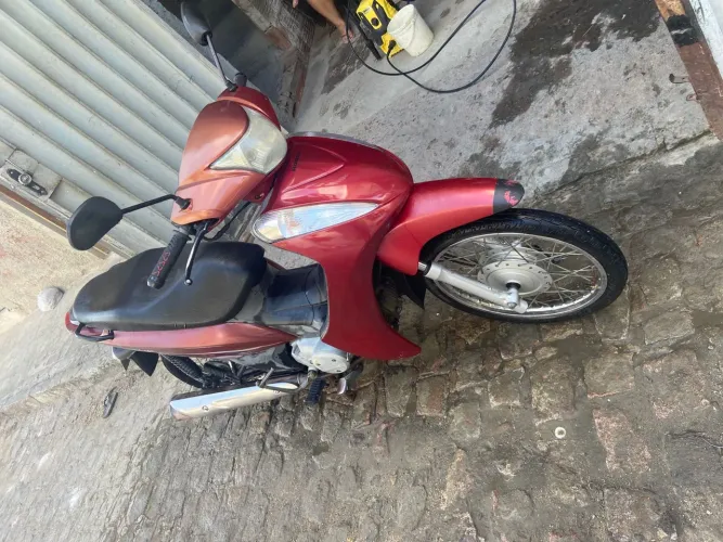Moto com poucas marcas de uso pronto pra transferir,toda em dia,sem multas.