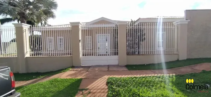 CASA COM PEÇAS ESPAÇOSAS E ACONCHEGANTES.