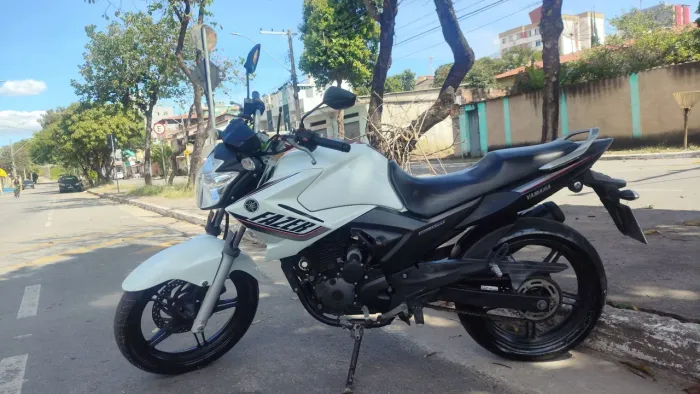 Fazer 250cc. Moto de garagem em perfeito  estado,  não  fuma não bate nada  aceito propost