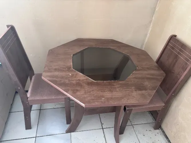 Mesa e duas cadeiras