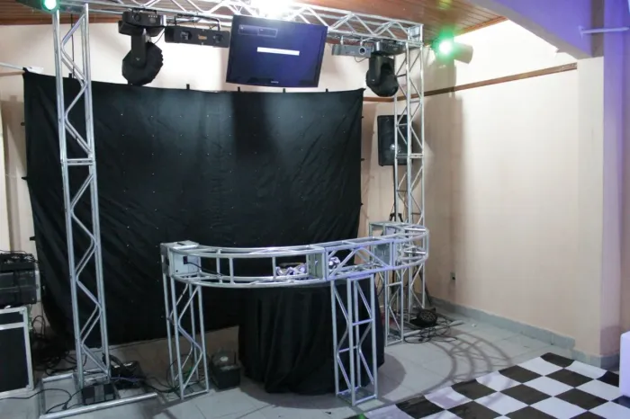Trave para eventos(grid) 2,5 x 3,00 com mesa de DJ