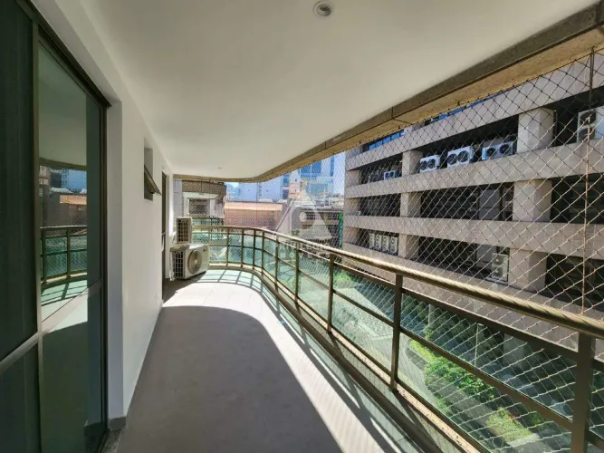Apartamento com 3 quartos, sendo 1 suíte com dependência completa e 2 vagas em Botafogo. I