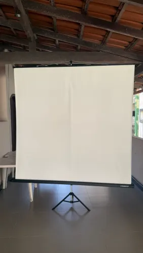 Tela datashow com tripé e capa para guardar