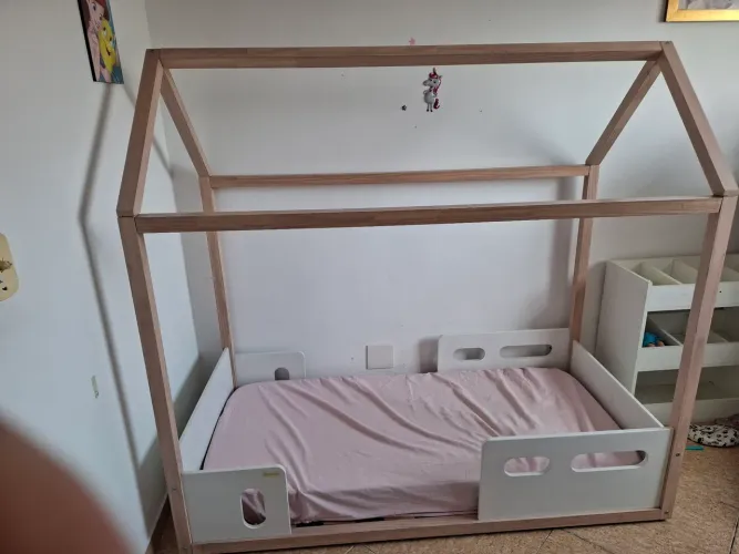 Vendo cama montessoriana casinha com colchão e lençóis de brinde . Marca matic