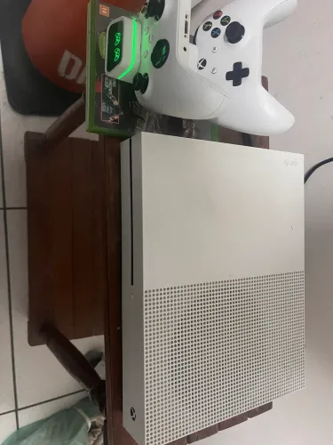 Xbox One + 2 Controles + Base de Carregamento