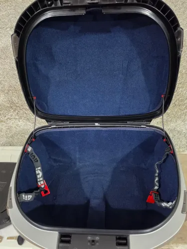 Baú Givi Maxia 4 Luxo (56 litros)