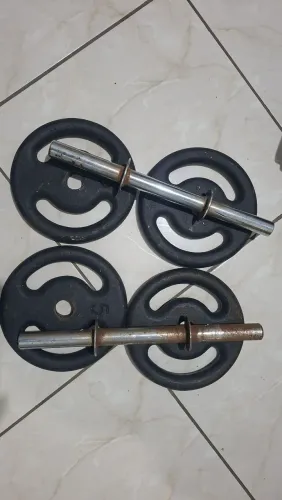 Par de barras alter maciças mais 4 anilhas de 5kg cada mais 4 grampos
