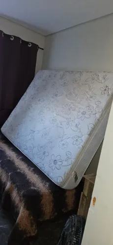 Cama de madeira maciça e colchão