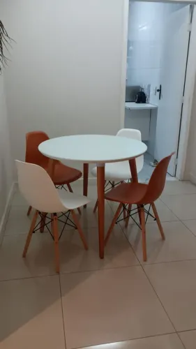 Mesa de jantar tok&stok com 4 cadeiras 