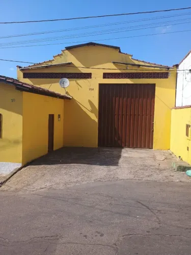 Galpão com estrutura metálica, pé-direito alto e 250 m² na saída de Varginha-MG